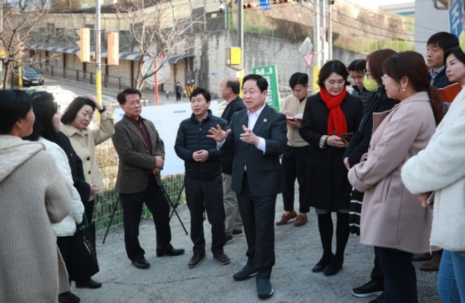 학교 통학로 점검에서 지역주민과 소통하는 주광덕 시장. (사진=골든타임즈)