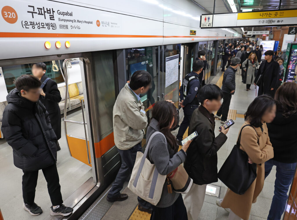 15일 오전 수도권 지하철 3호선 경기 고양 원당역에서 원흥역 구간에서 단전이 발생, 대화에서 구파발역간 상ㆍ하행선 열차가 중단되자 서울 은평구 구파발역에서 시민들이 내리고 있다.(사진=연합뉴스)