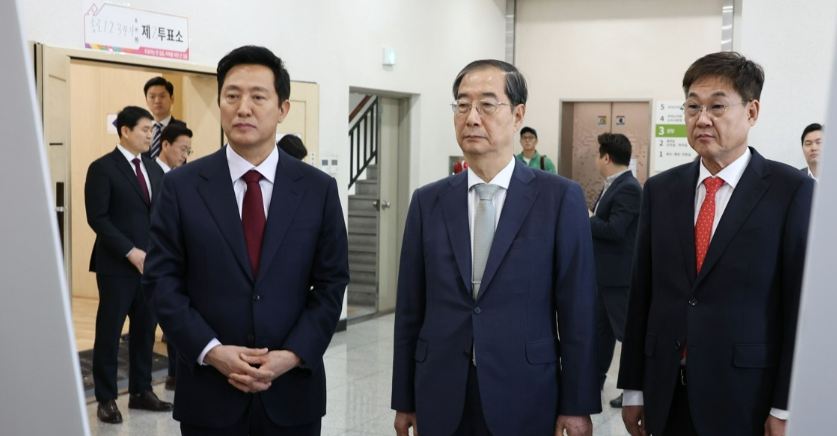 한덕수 국무총리가 서울 종로1.2.3.4가동 행정복지센터에 마련된 투표소를 찾아 오세훈 서울시장의 현황보고를 듣고 있다. (사진=연합뉴스)