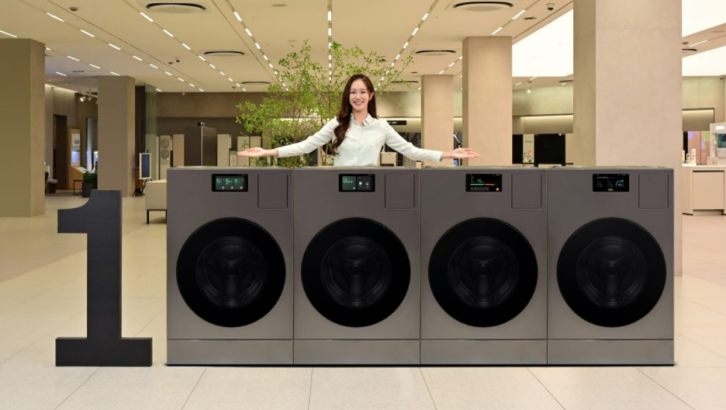 삼성전자 모델이 삼성스토어 대치점에서 국내 누적 판매량 1만대를 돌파한 ‘비스포크 AI 콤보’를 소개하는 모습. (사진=삼성전자)