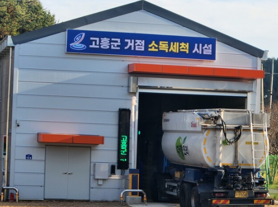 전남도가 고흥 육용오리 농장 조류인플루엔자가 고병원성으로 확진되자 긴급 방역을 하고 있다. (사진=전라남도청)