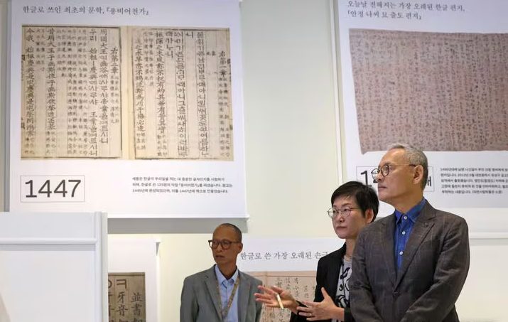 유인촌 문화체육관광부 장관이 제577돌 한글날인 9일 서울 용산구 국립한글박물관을 찾아 전시관을 둘러보고 있다. (사진=문화체육관광부)