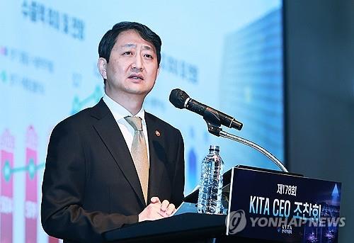 안덕근 산업통상자원부 장관이 29일 서울 강남구 인터콘티넨탈호텔에서 열린 한국무역협회 CEO 조찬 강연회에 참석해 기조 강연을 하고 있다.(서울=연합뉴스)