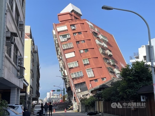 강진으로 기울어진 대만 화롄현 지역 건물 모습(CNA 웹사이트 캡처)