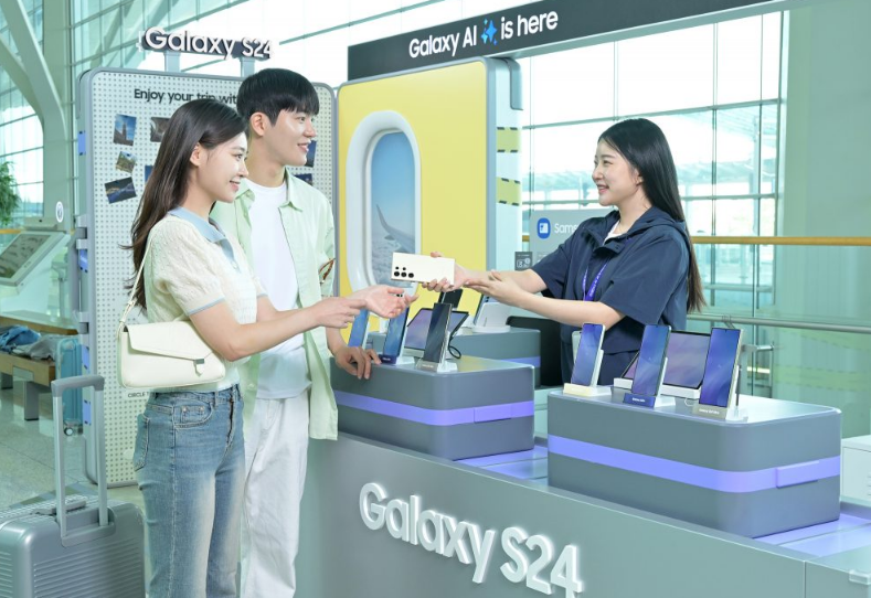 인천공항 제2여객터미널 3층에 위치한 ‘갤럭시 스튜디오’에서 여행객이 ‘갤럭시 S24 시리즈’ 대여 서비스를 이용하고 있다. (사진=삼성전자)