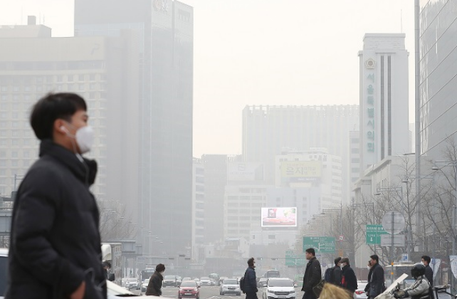 미세먼지 농도 ‘매우나쁨’ 수준인 날 서울 광화문 광장에서 바라본 하늘. (사진=행정안전부)
