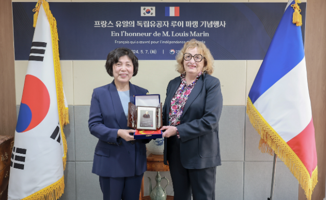 7일 강정애 장관이 루이마랭의 고향이자 기념시설이 있는 포(Faulx)시 부시장에게 선정패를 전달하고 있다. (사진=국가보훈부)
