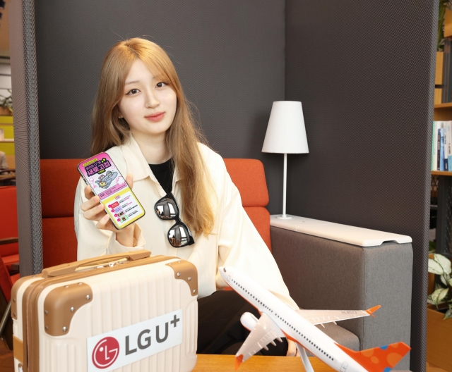 LG유플러스 직원이 ‘당신의 U+ 새로고침’ 이벤트를 소개하고 있다. (사진=LG유플러스)