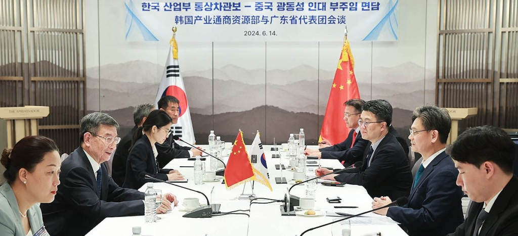 양병내 산업통상자원부 통상차관보가 14일, 황닝성(Huang Ningsheng) 중국 광동성 인민대표대회 상무위원회 부주임과 면담하고 있다. (사진=산업통상자원부)