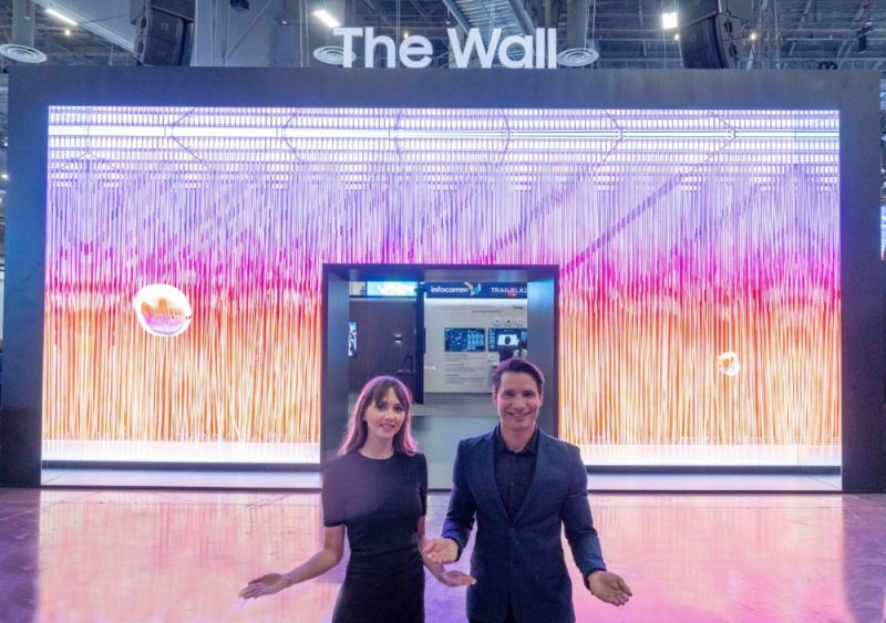 인포콤 2024 삼성 부스 입구에는 삼성전자의 마이크로 LED 기반의 모듈러 디스플레이 ‘더 월(The Wall)’을 활용한 420형 크기의 초대형 미디어 파사드가 관람객을 맞이하고 있다. (사진=삼성전자)