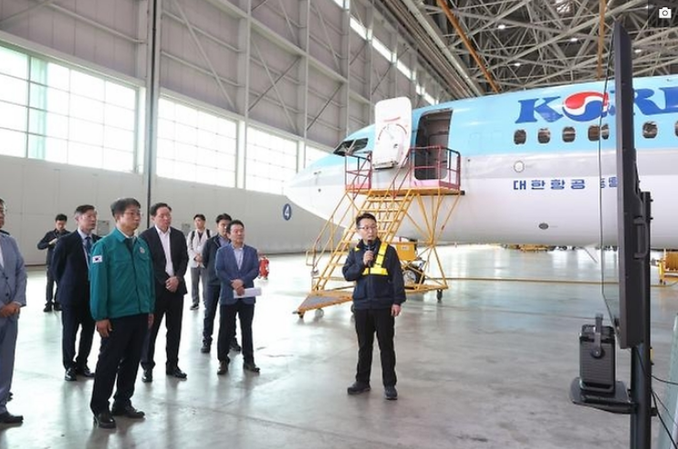 박상우 국토교통부 장관이 26일 인천국제공항 대한항공 정비고에서 항공 분야 안전관리 현황을 보고받고 있다. (사진=국토교통부)