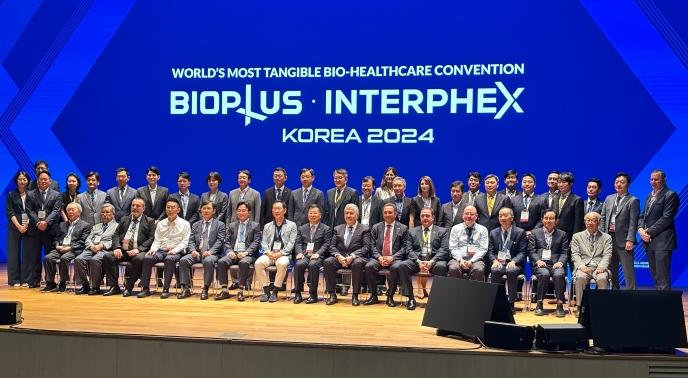 10일 '바이오플러스-인터펙스 코리아 2024' 개막식에서 참석자들이 기념사진을 촬영하고 있다. (사진=메디파나뉴스)