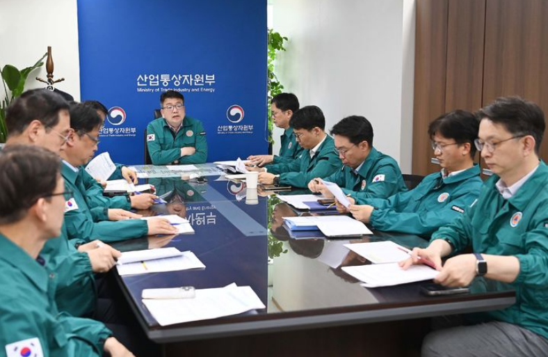 최남호 산업통상자원부 2차관은 한국석유공사, 한국가스공사, 한국무역협회, KOTRA, 한국무역보험공사 등 관련 유관기관 관계자가 참석한 가운데 이란의 이스라엘 공격에 따른 에너지 수급과 수출 등 국내 산업에 미치는 영향을 점검하고 향후 대응 방안을 논의했다.(사진=산업통상자원부 제공)